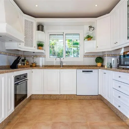 Modern 5 Bedroom Villa, Private Pool, Mijas Golf וילה *